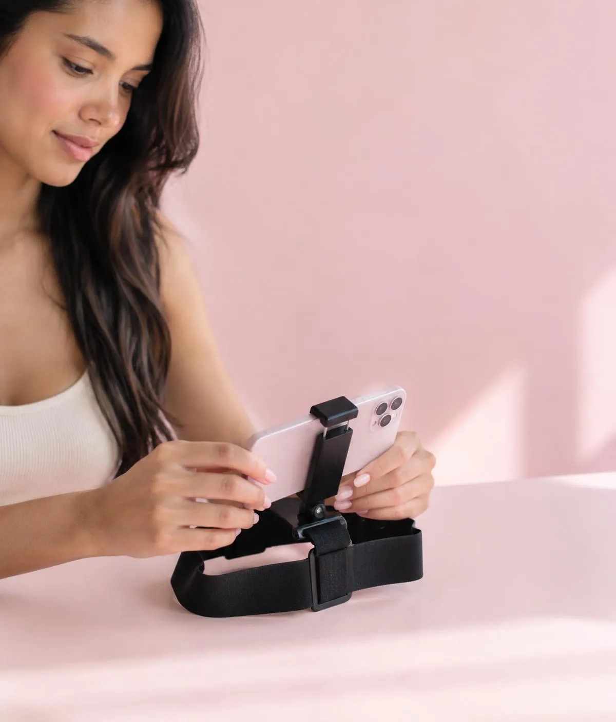 Celular preso em um suporte de cabeça, pronto para gravar